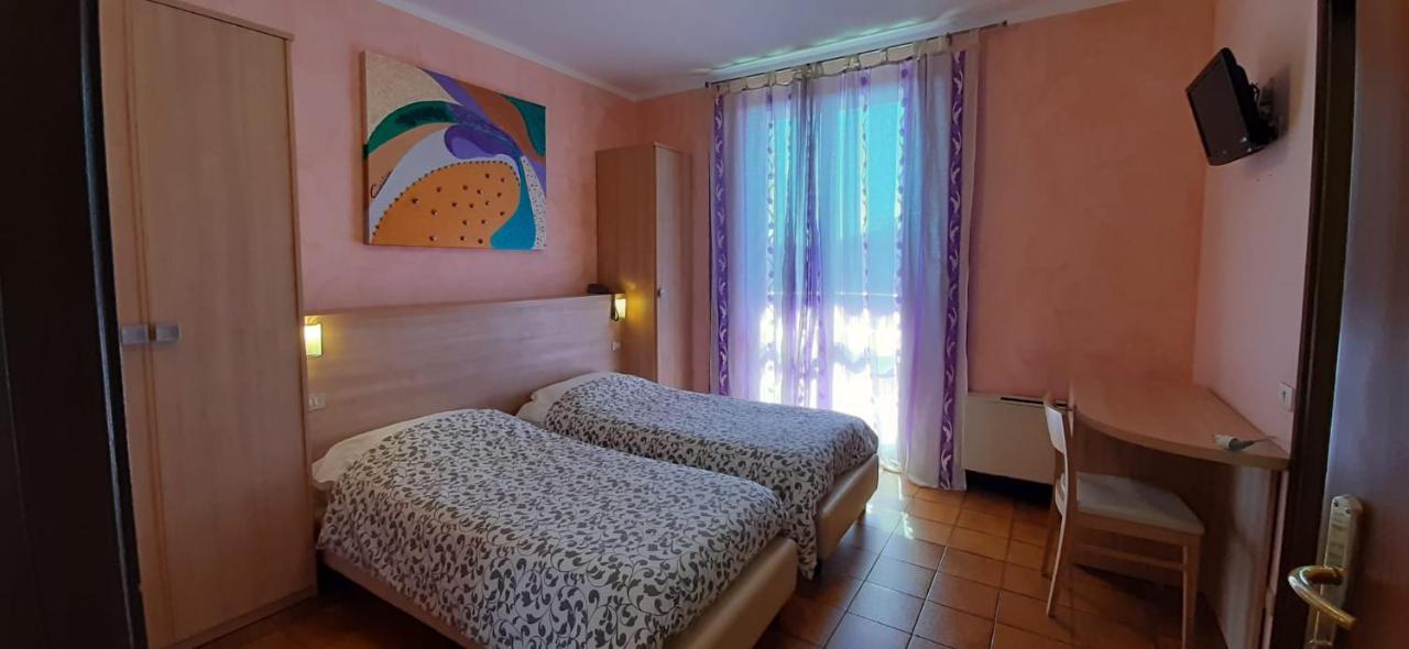 Hotel Chiara シルミオーネ エクステリア 写真