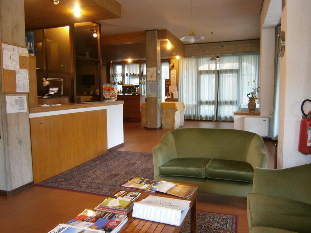 Hotel Chiara シルミオーネ エクステリア 写真