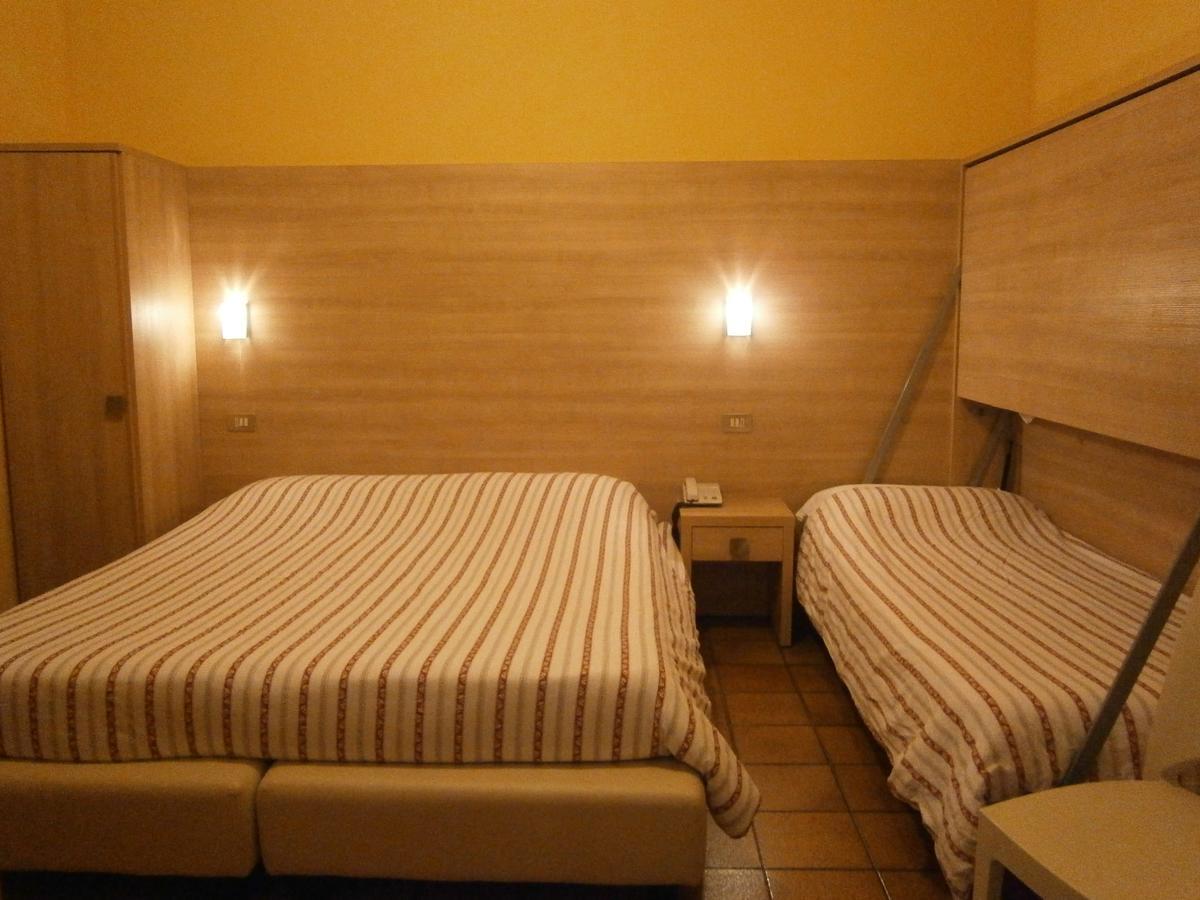 Hotel Chiara シルミオーネ エクステリア 写真