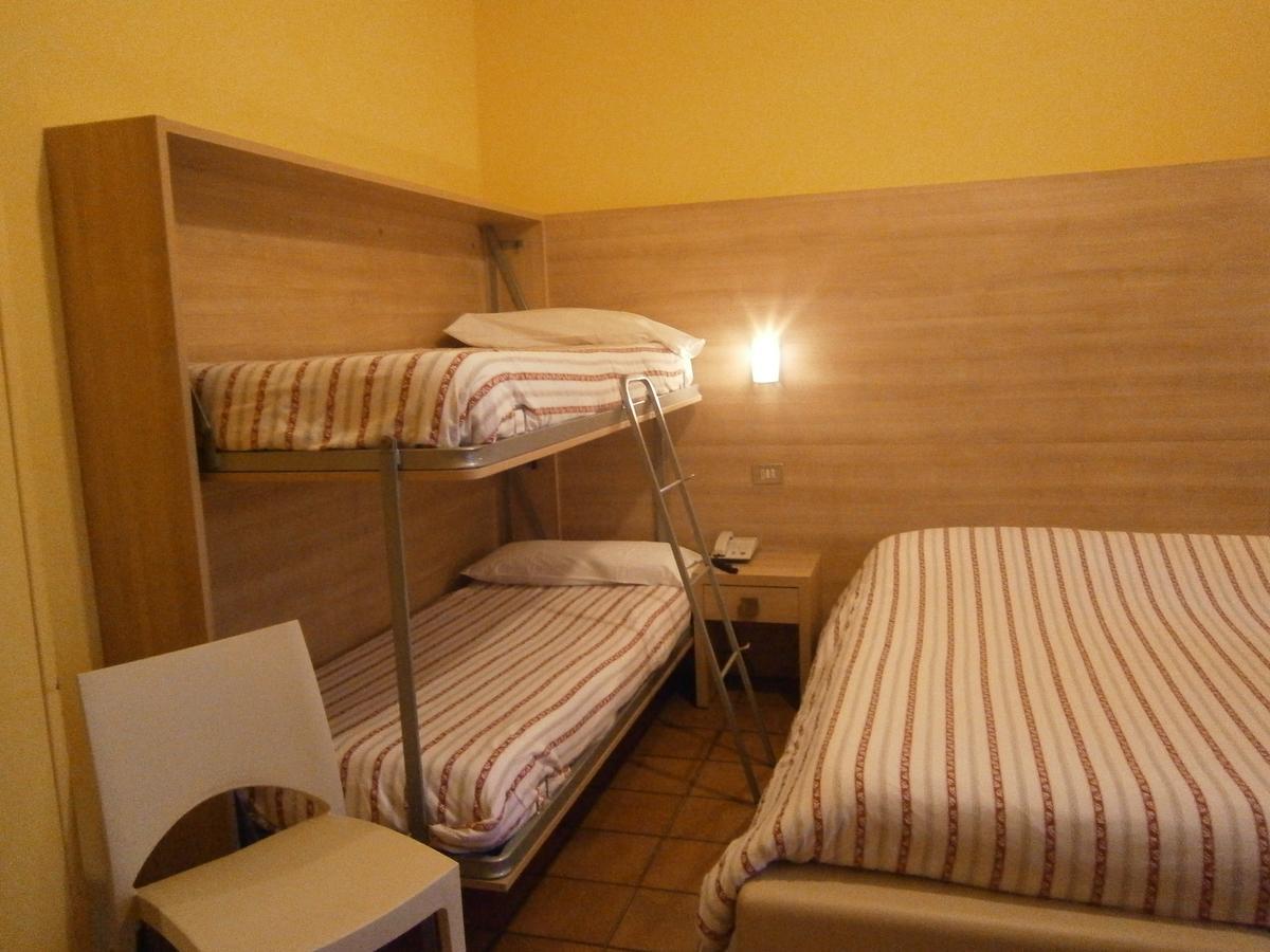 Hotel Chiara シルミオーネ エクステリア 写真