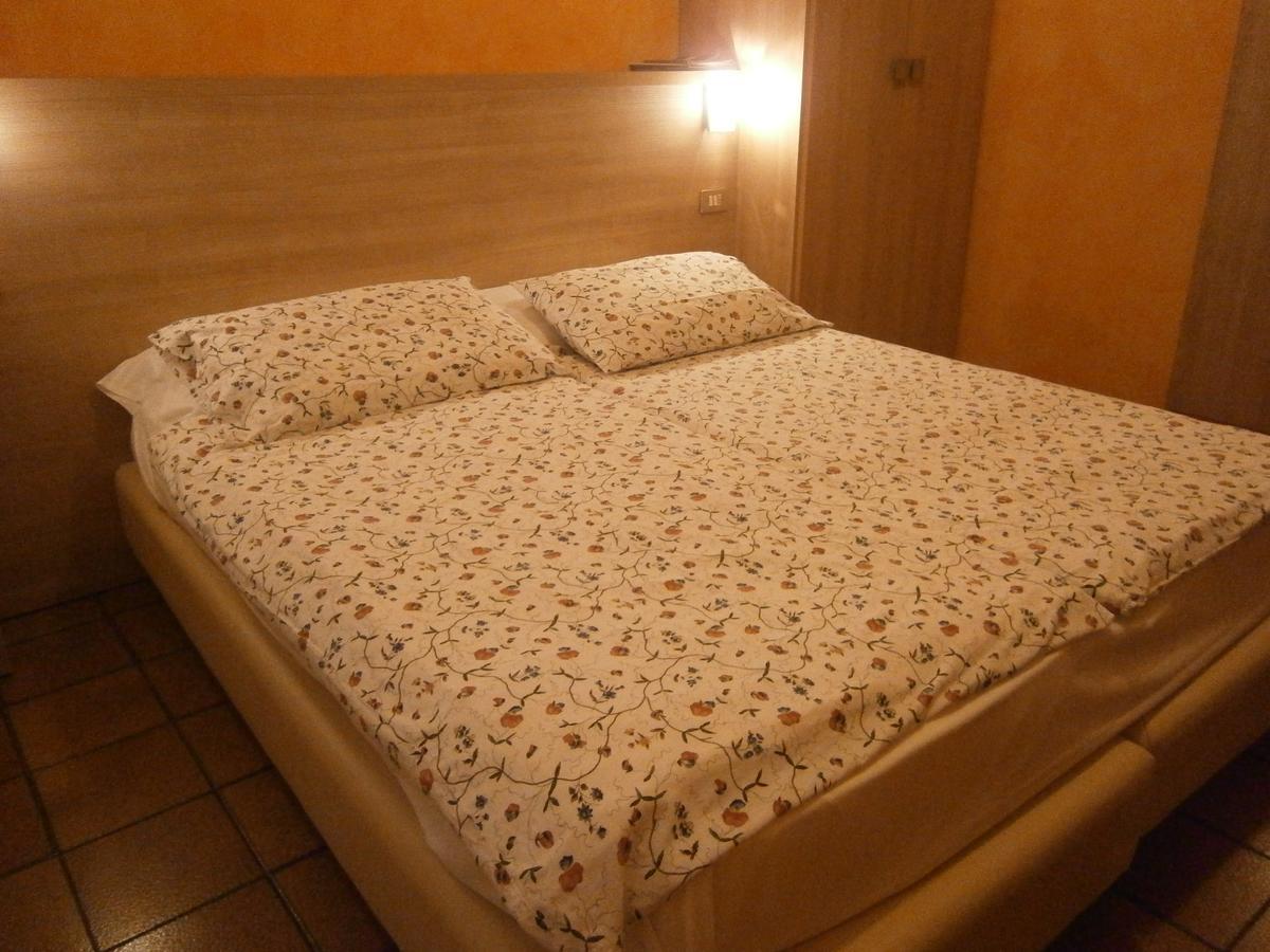 Hotel Chiara シルミオーネ エクステリア 写真